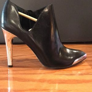 NWT - Chinese Laundry black heel booties size 9